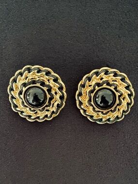 #247 Vintage Trifari Goldtone Black Cabachon Woven Rope Clip-on Earrings